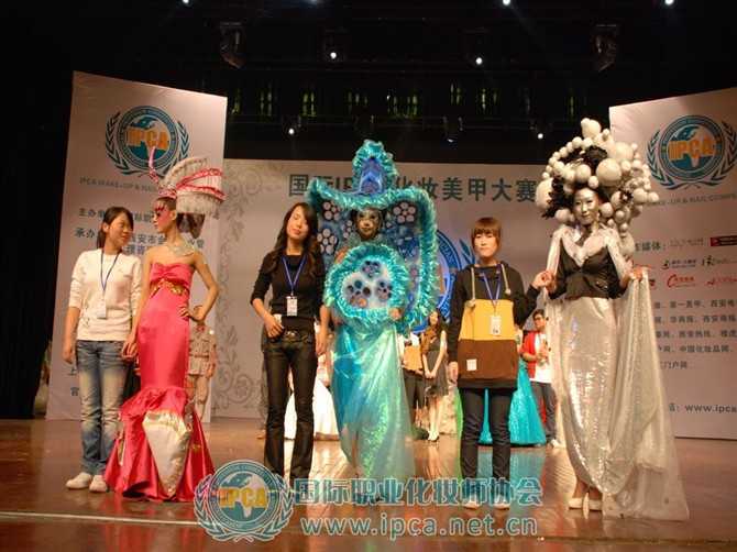 带领学生参加国际化妆美甲大赛